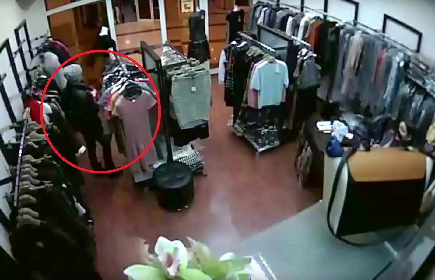 Где украсть одежду. Ворует одежду. Кража в магазине одежды. Украли одежду. Ворует одежду в магазине.