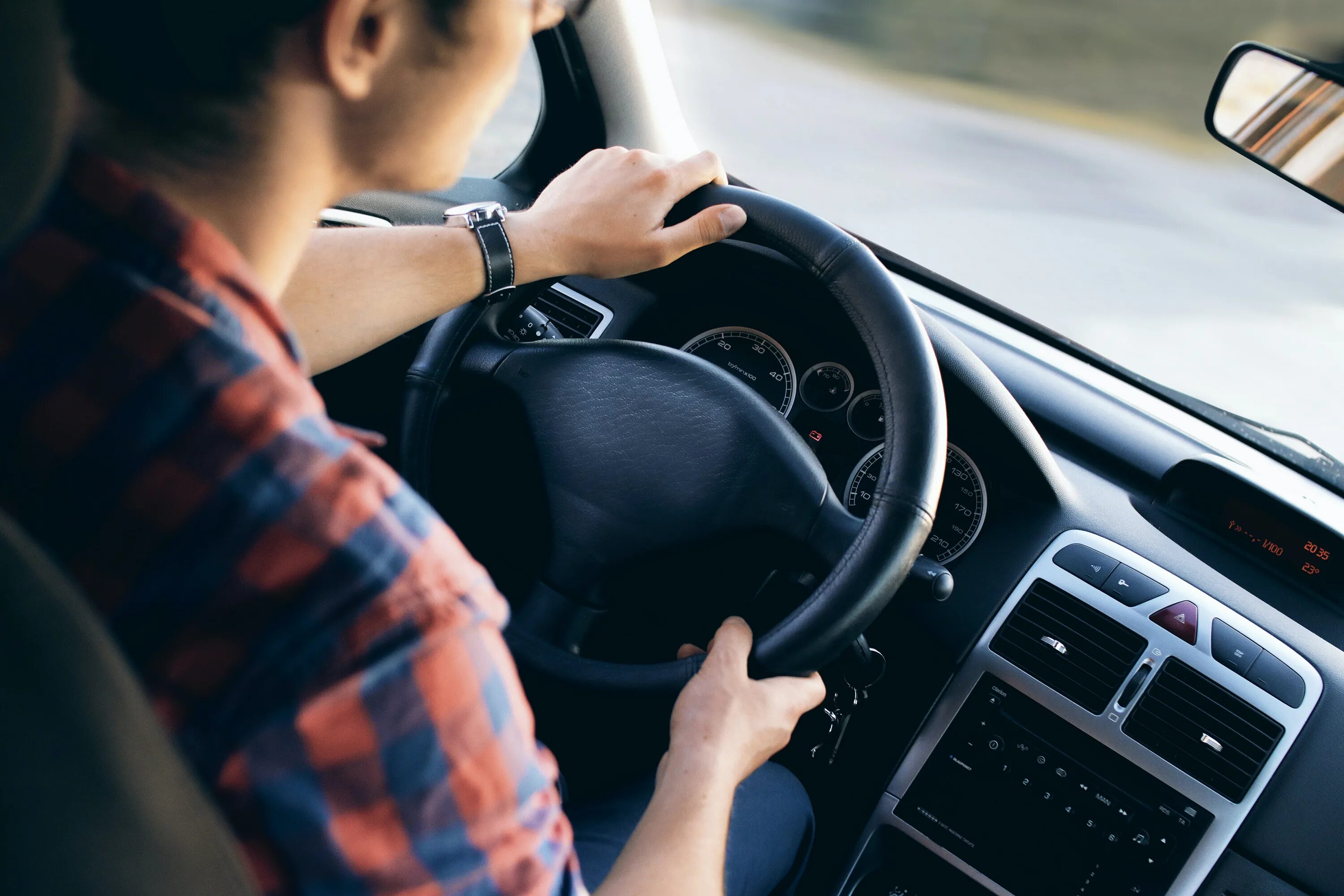 People drive a car. За рулем машины. Парень за рулем. Вождение автомобиля. Водитель.