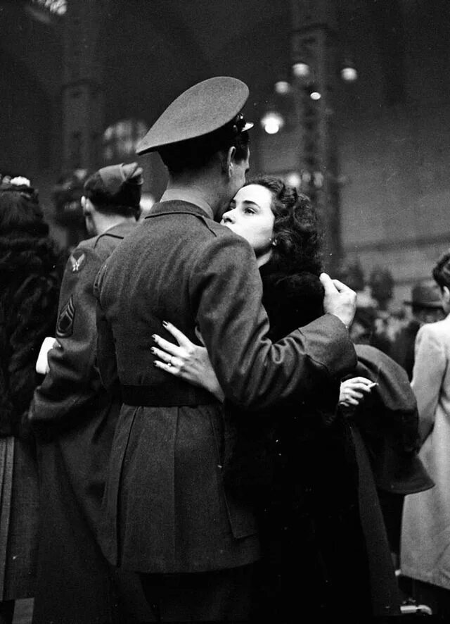 Поцелую на прощанье мы встретимся дома. Прощание влюбленных на Пенсильванском вокзале в 1943. Пара на войне. Прощание на вокзале. Девушка провожает на войну.