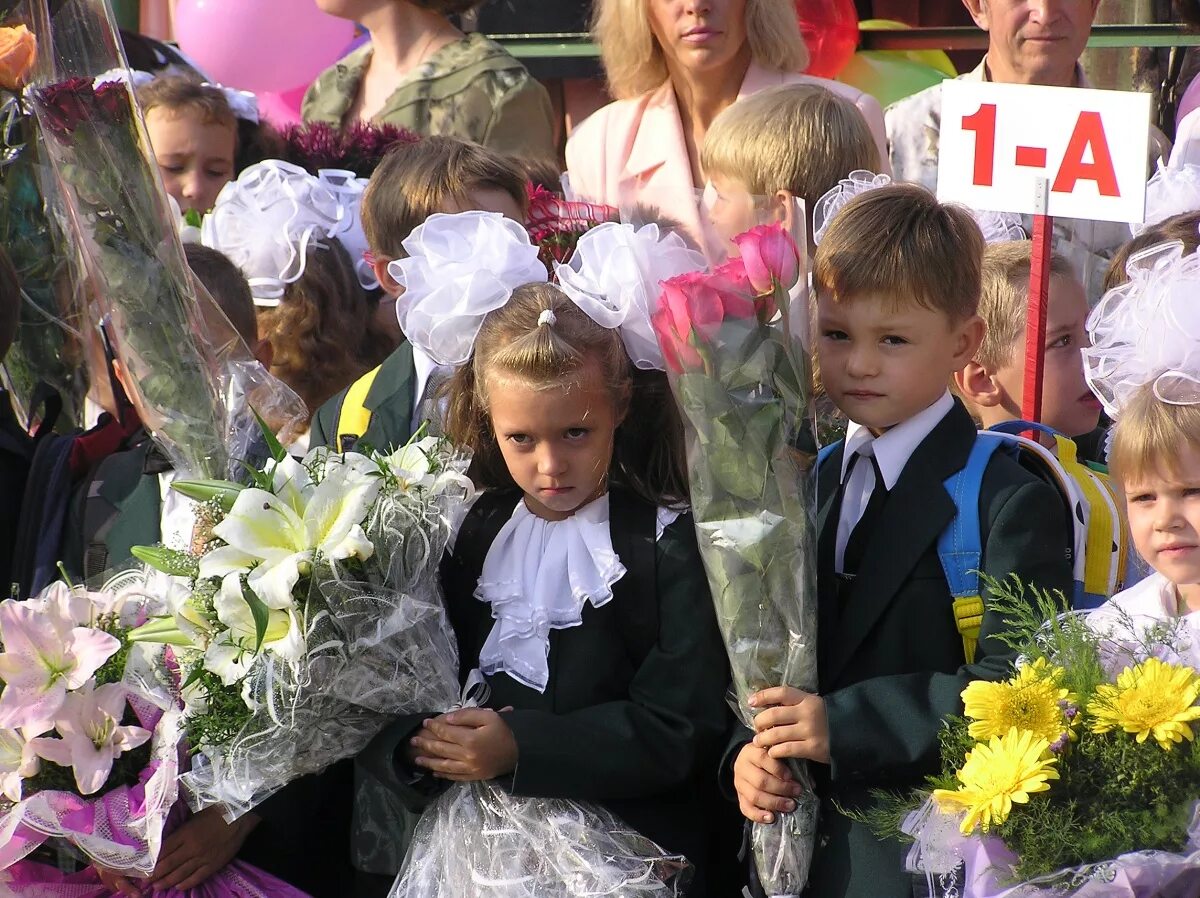 Школа первоклассника. Первоклассники в классе. Дети в школе 1 сентября. Девочки на школьной линейке. Что отменят 1 сентября 2024 года