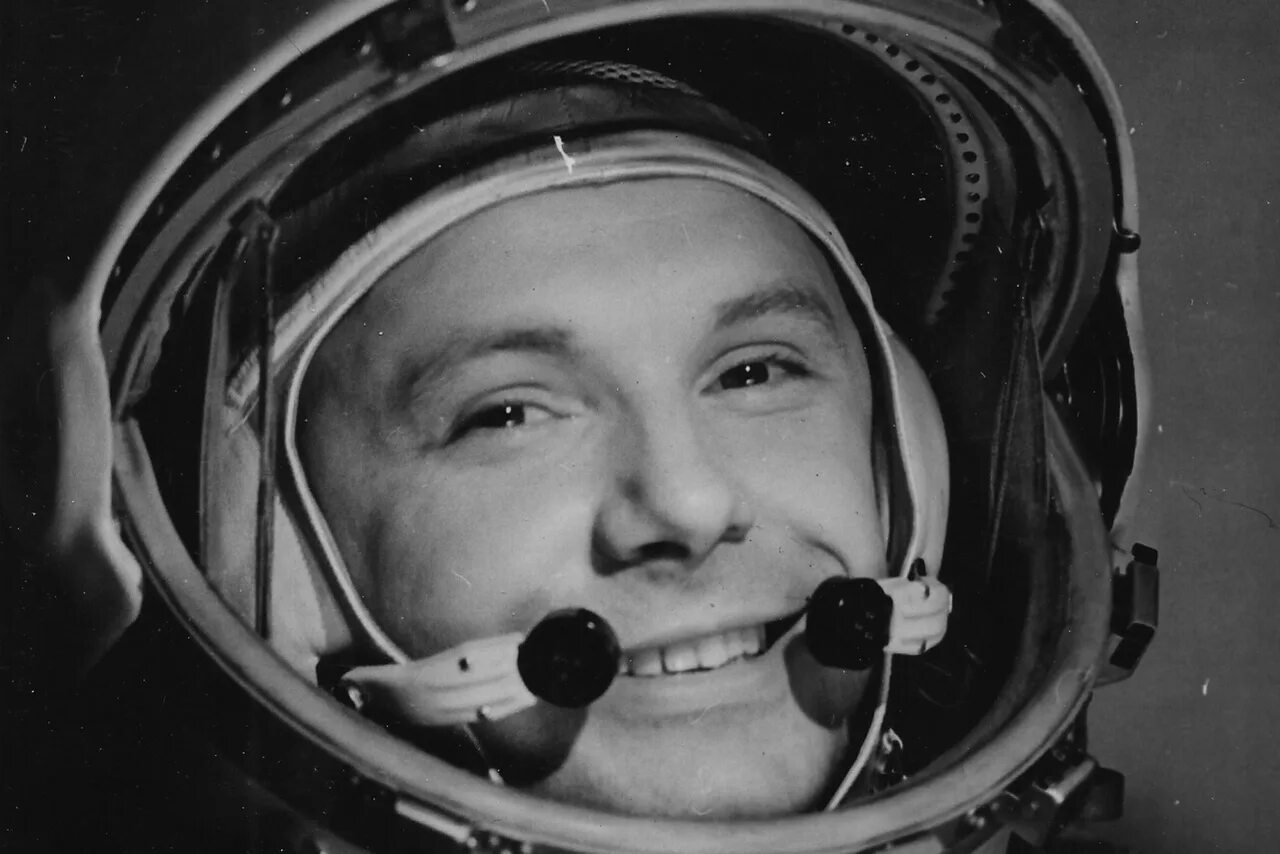 Первый полет гагарина фото. Гагарин космонавт. Королев и Гагарин фото.