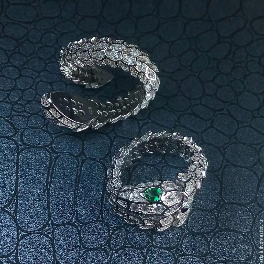 Булгари змея оригинал. Коллекция булгари змея. Bvlgari Serpenti кольцо. Кольцо змейка булгари. Кольцо булгари змея с бриллиантами.