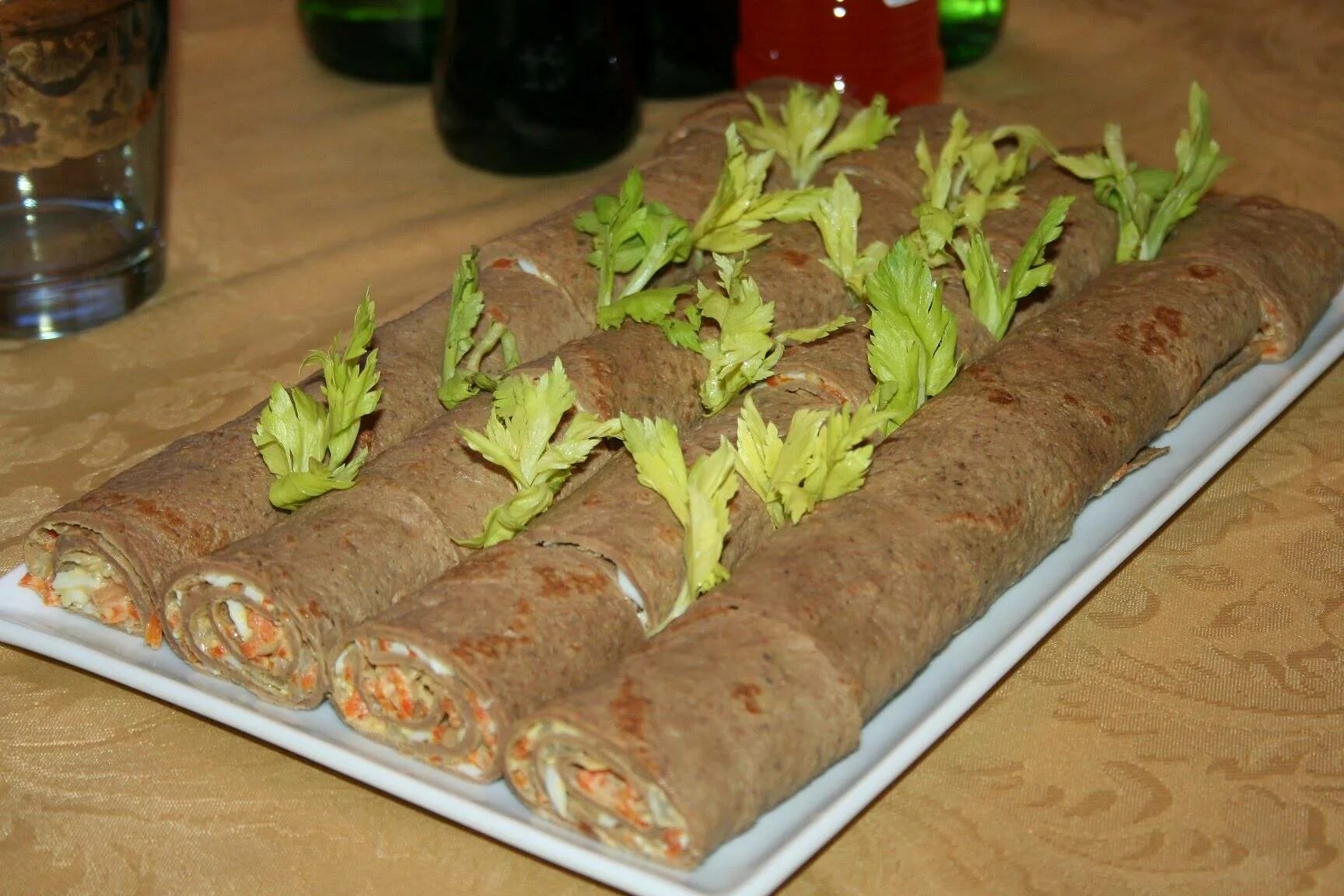 Рецепт рулета из куриной печени. Печеночные рулетики. печёночные рулетики с начинкой. рулетики с печенью говяжьей. рулетики из куриной печени.
