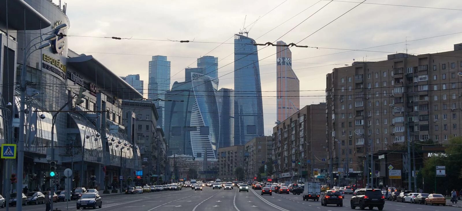 Улица большая Дорогомиловская Москва. Вид на Москва Сити с Дорогомиловской. Вид на Москва-Сити с большой Дорогомиловской улицы. Большая Дорогомиловская вид на Москва Сити.