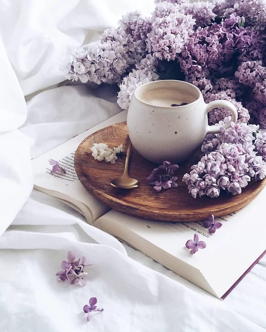 Чашка кофе весна. Изысканный завтрак. Элегантное утро картинки. Уют с цветами. Элегантное утро картинки.