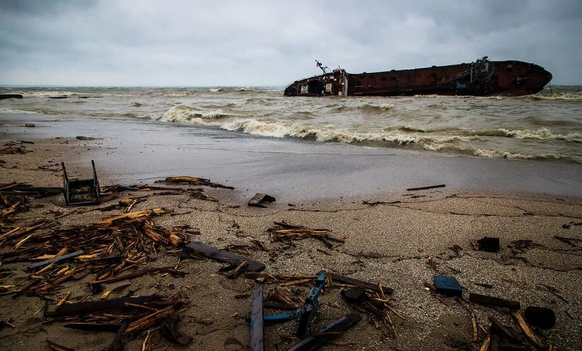 Загрязнени чёрного моря нефтепродуктами. Танкер Делфи Одесса. Экологическая катастрофа в море разлив нефти. Затонувший танкер в Одессе.