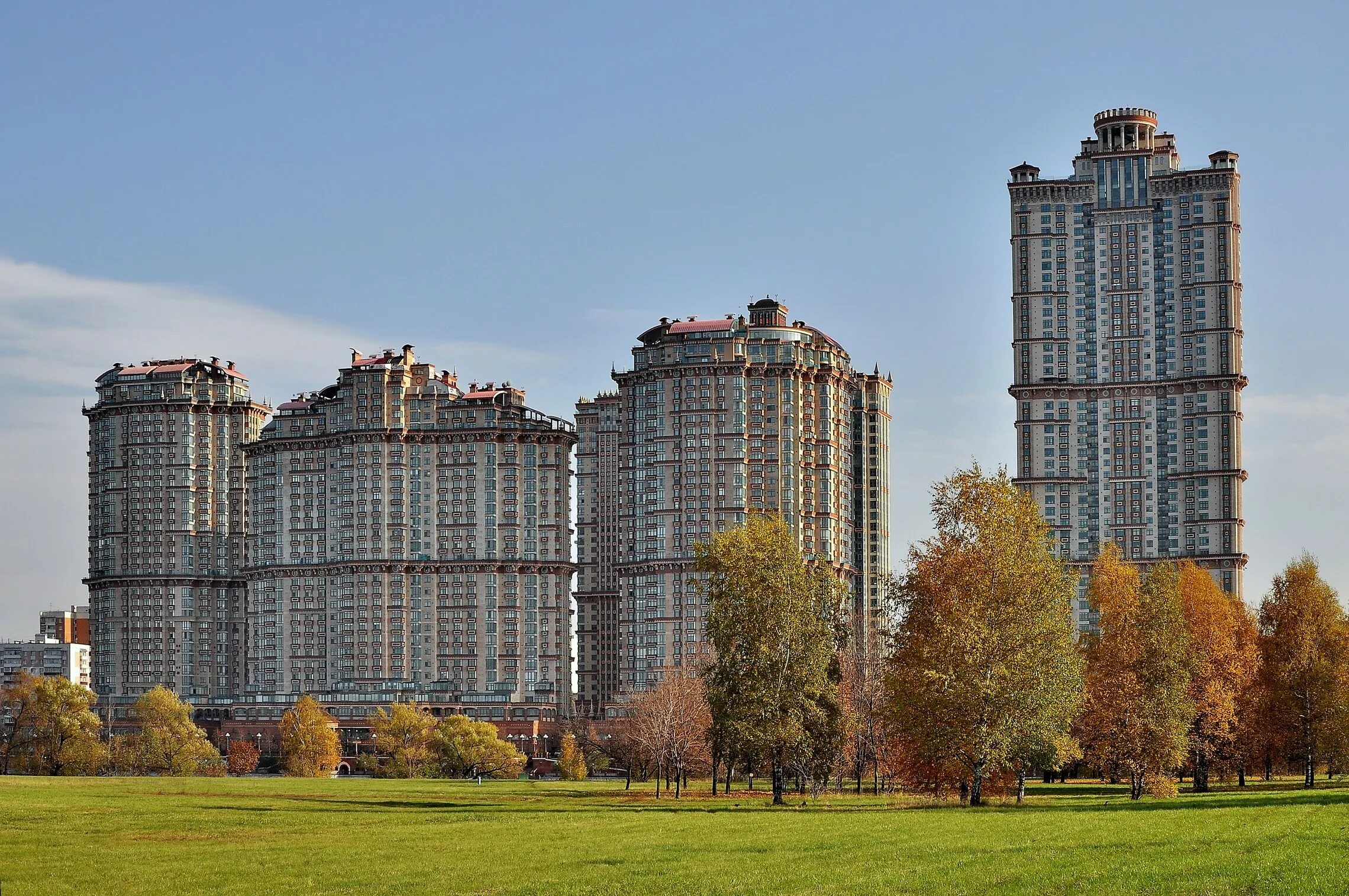 Живые дома москва. Дома в Москве. Московские дома. Жилые здания Москвы. Дом в России.