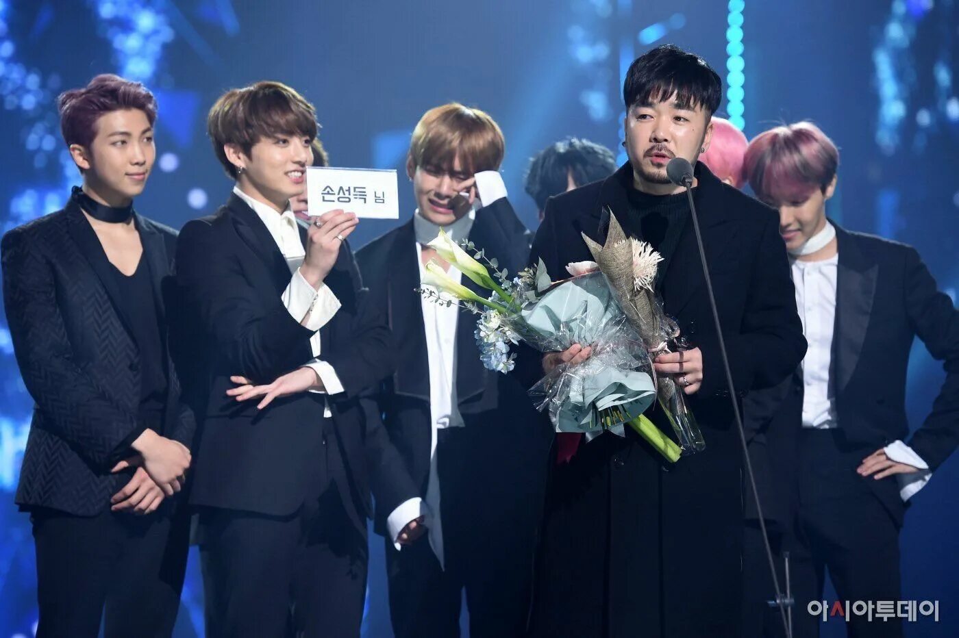 Бтс на премии. Продюсер BTS son Seong deuk. BTS Base. БТС получили награду Six Kings на Gaon Chart Music Awards..