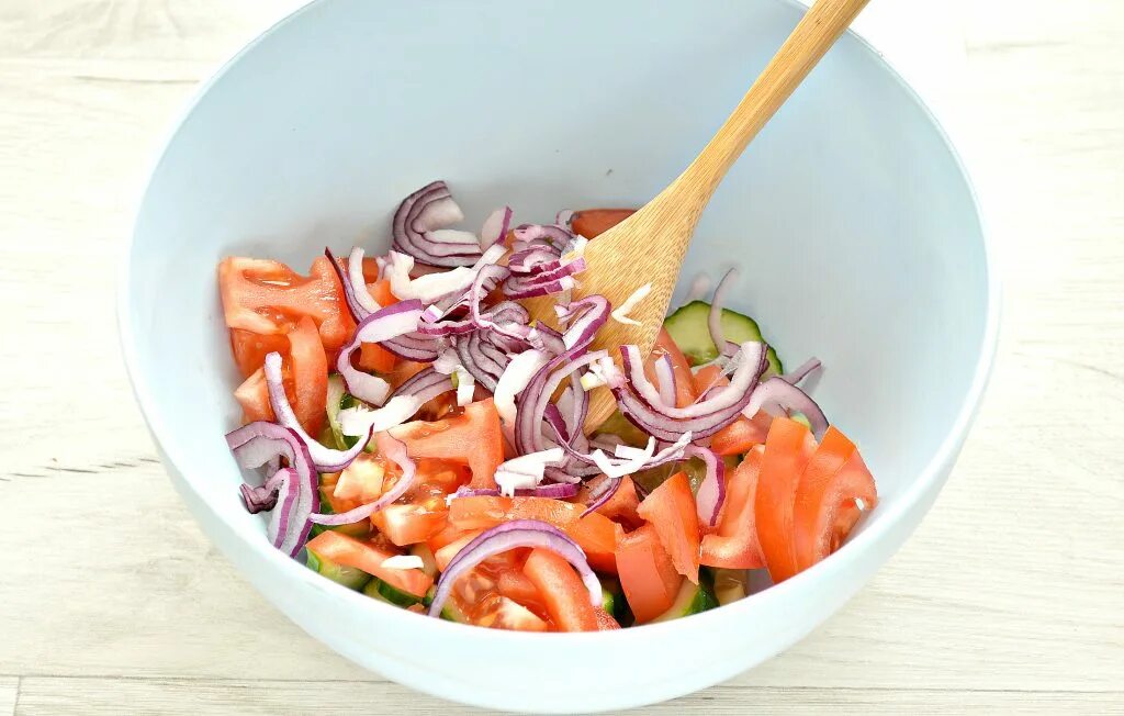 Острый салат овощной с красным луком. Салат из помидоров. Салат с красным луком. Салат с красным луком. Салат с красным луком рецепты.