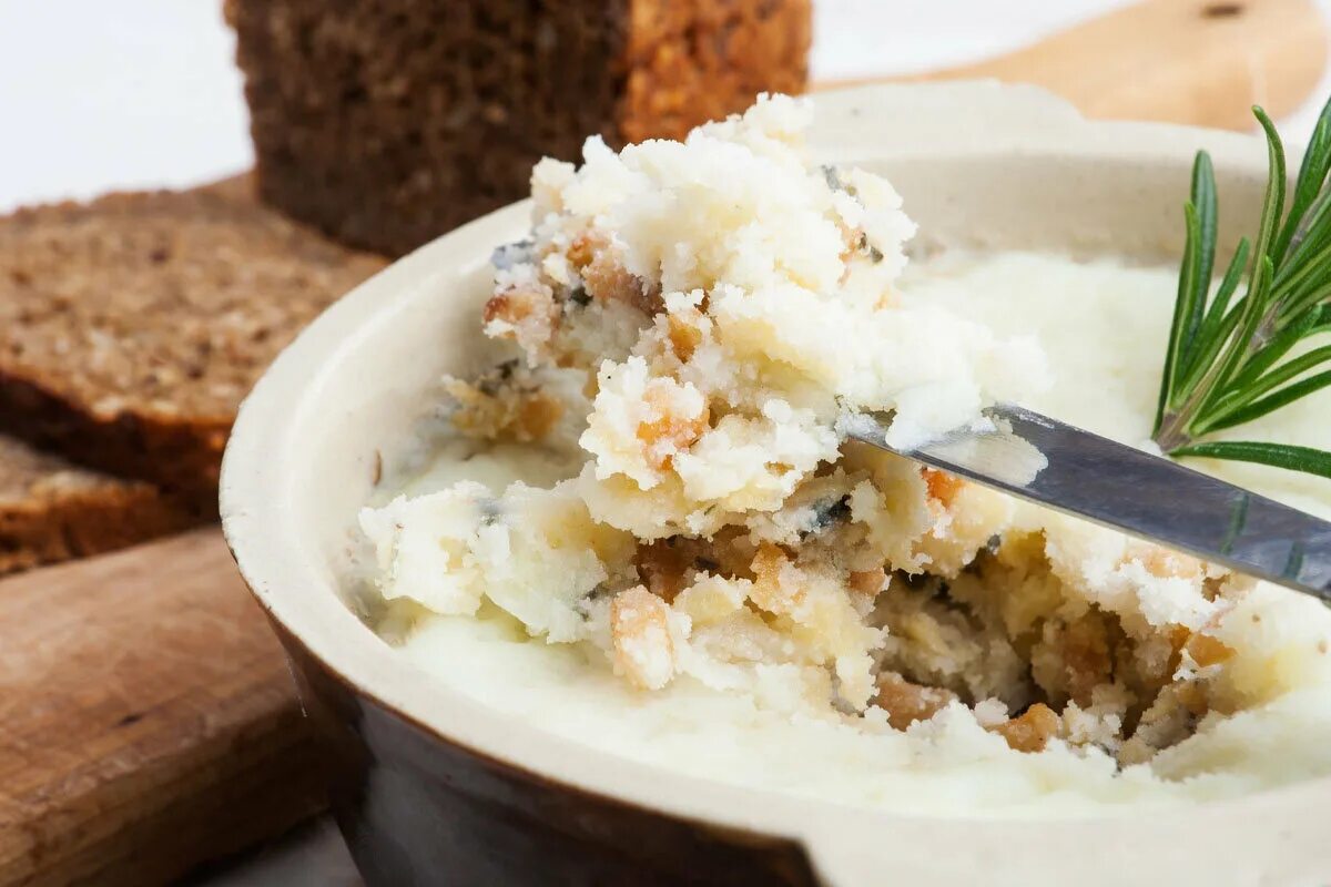 Рецепт смальца с чесноком. Смалец со шкварками. Смалец с чесноком. Смалец с гренками. Шкварками на бутерброды.