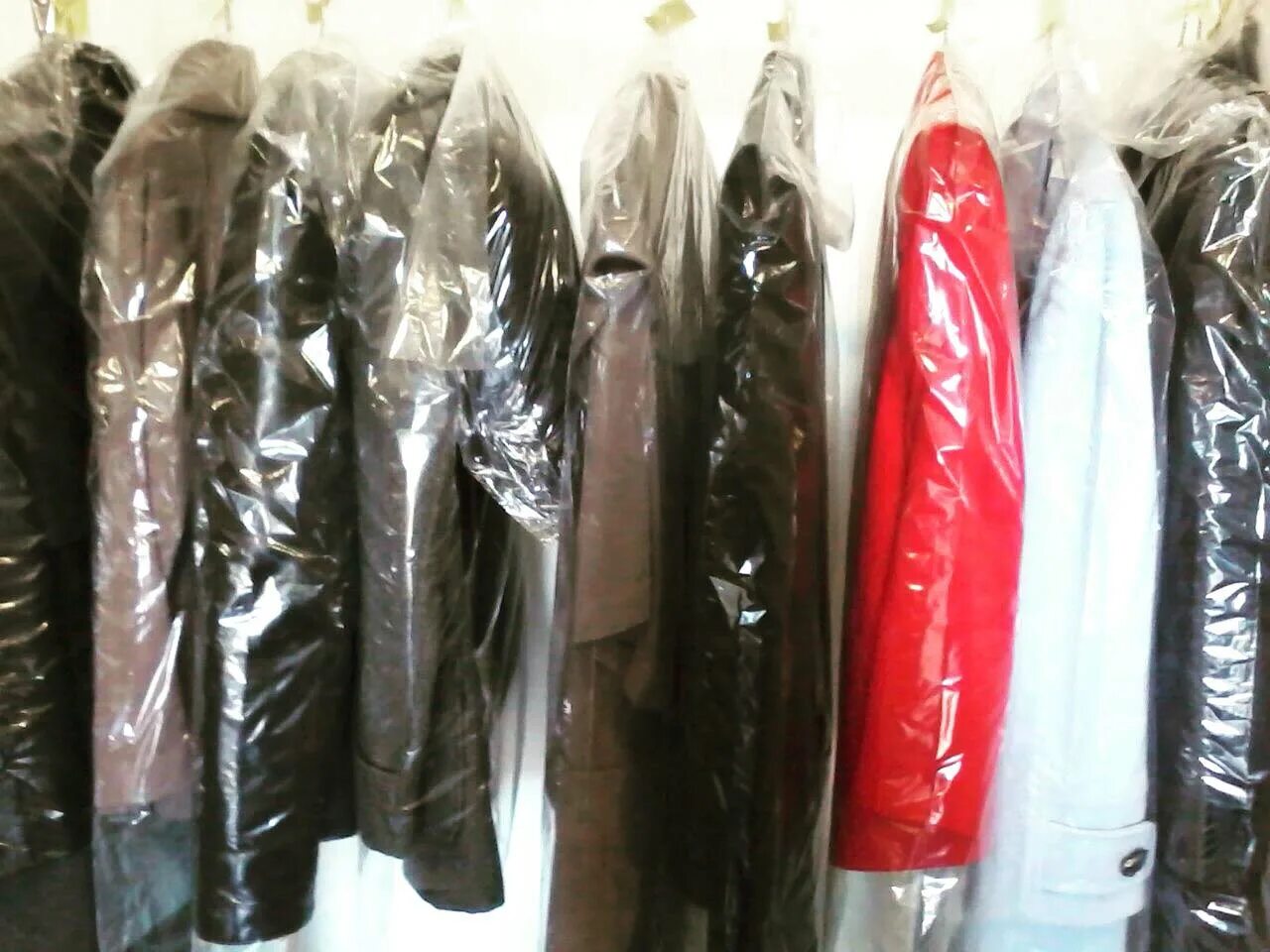 полиэтиленовые пакеты на сиденья автомобиля. целлофановые чехлы для одежды. чехол д/одежды 60х145см (5шт) 1/30 адм. целлофановые чехлы. 305 121 многор накидка на сиденье optistretch , 840 х 1400 мм, 50 мкм голубой 100 шт.