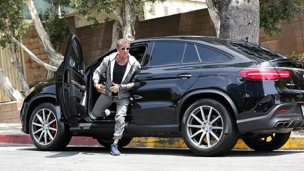 машины сильвестра сталлоне. Cadillac escalade esv сильвестр. сильвестр сталлоне машина фото. сильвестр сталлоне феррари. сильвестр сталлоне и его авто.