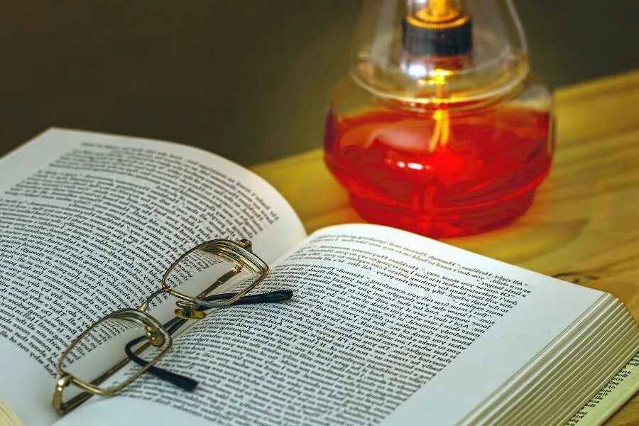 Ламповые чтения. Лампы в библиотеке. Книга свет. Лампа для книги. Картинка освещать книгу.