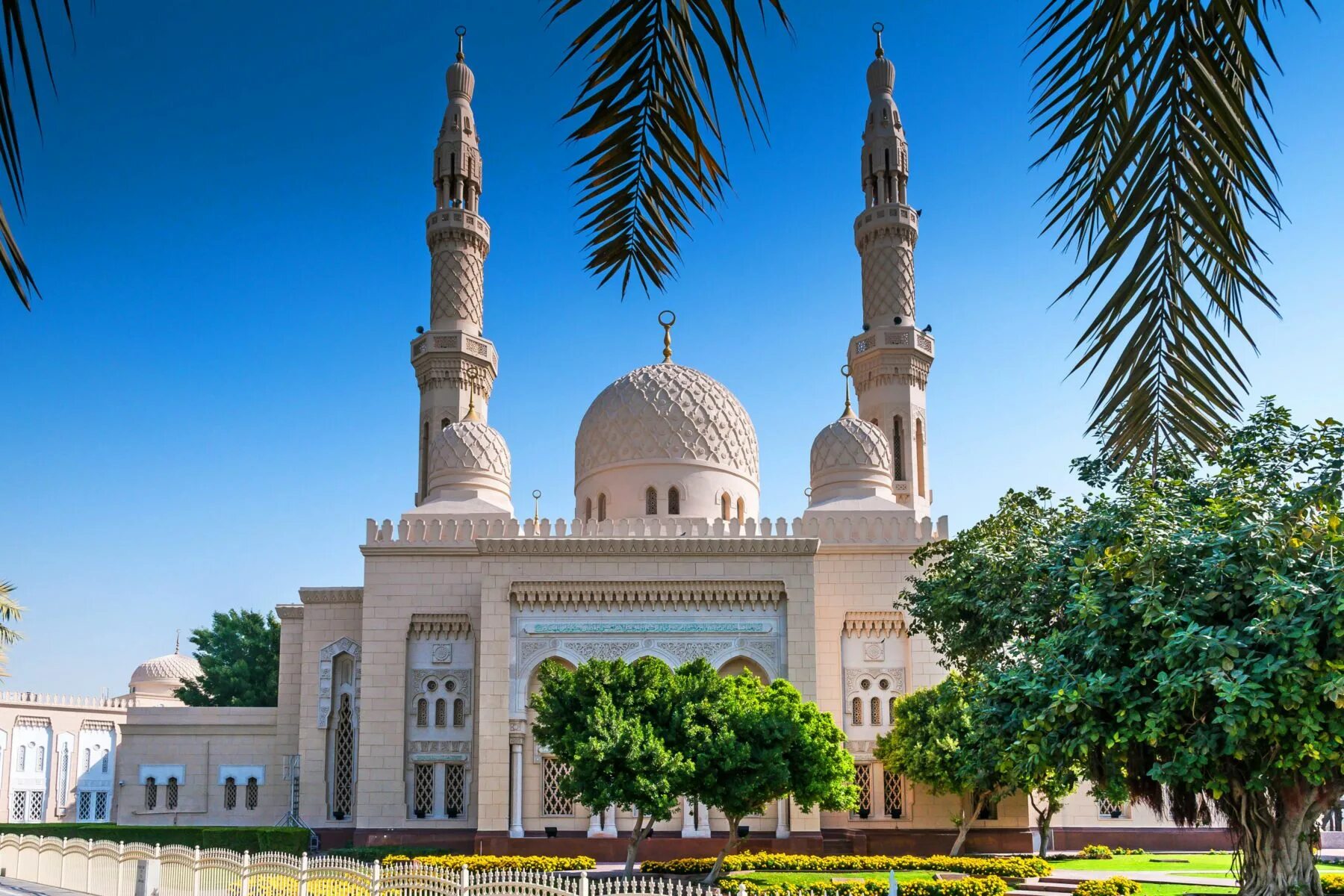 Арабские страны путешествия. Мечеть Джумейра. Джумейра Дубай мечеть в Дубае. Мечеть Grand Mosque Дубай. Мечеть Джумейра и культурный центр шейха Мохаммеда.