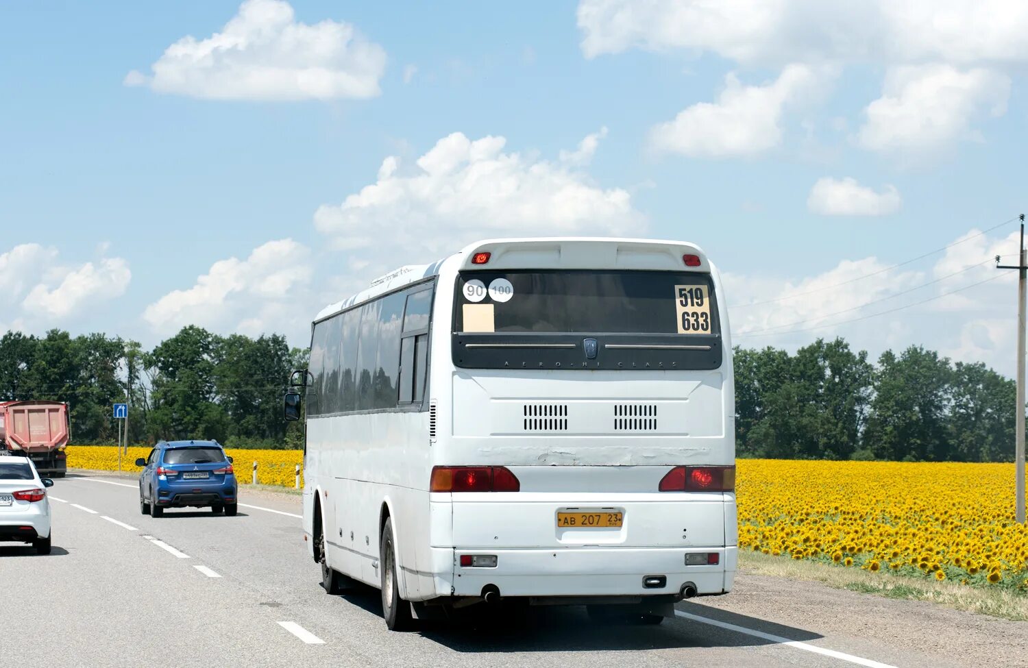 Автобусы лабинск кропоткин. Автобус фото. Краснодарский автобус. Hyundai м автобус. Автобус междугородный Хендай старый.