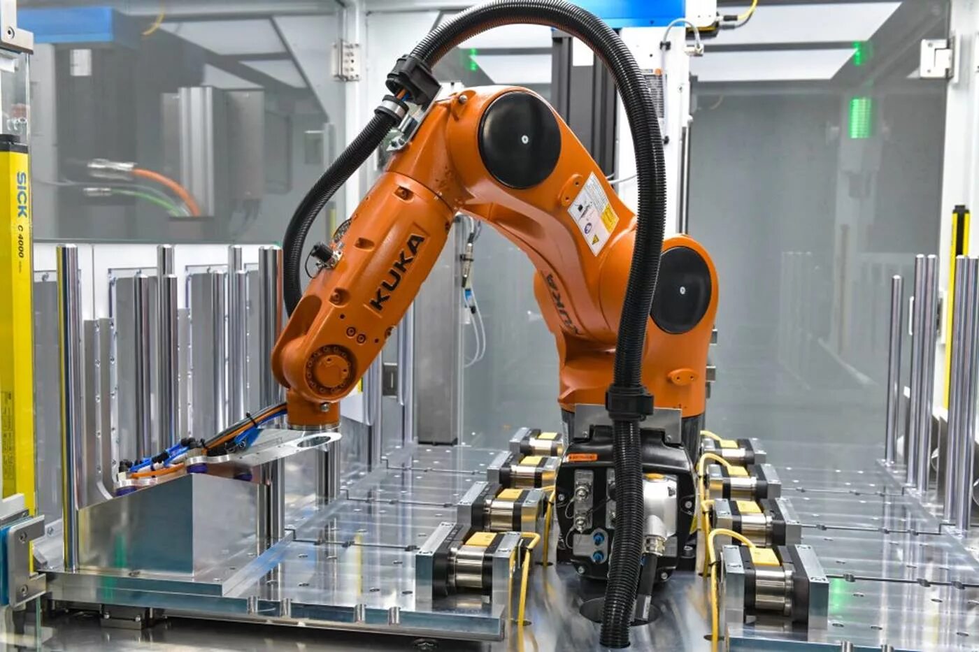 Автоматизация и роботизация технология 8 класс. Kuka kr AGILUS. Kuka Robot конвейер. Первый промышленный робот kuka. Роботизированный манипулятор kuka AGILUS.