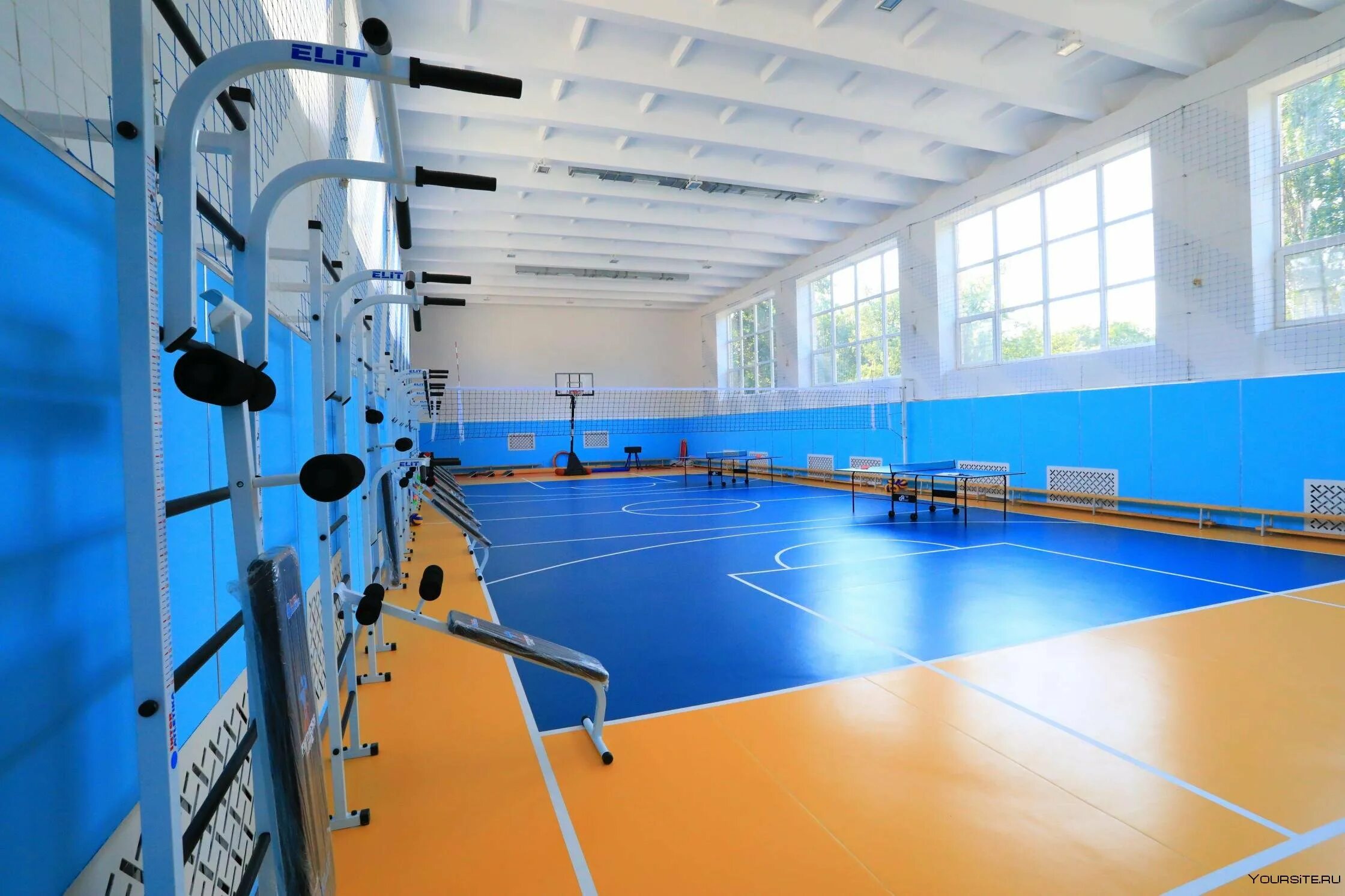 Спорт в большой зал. Иркутск 17 школа спорт зал. Спортивный зал. Школьный спортивный зал. Спортивный зал в школе.