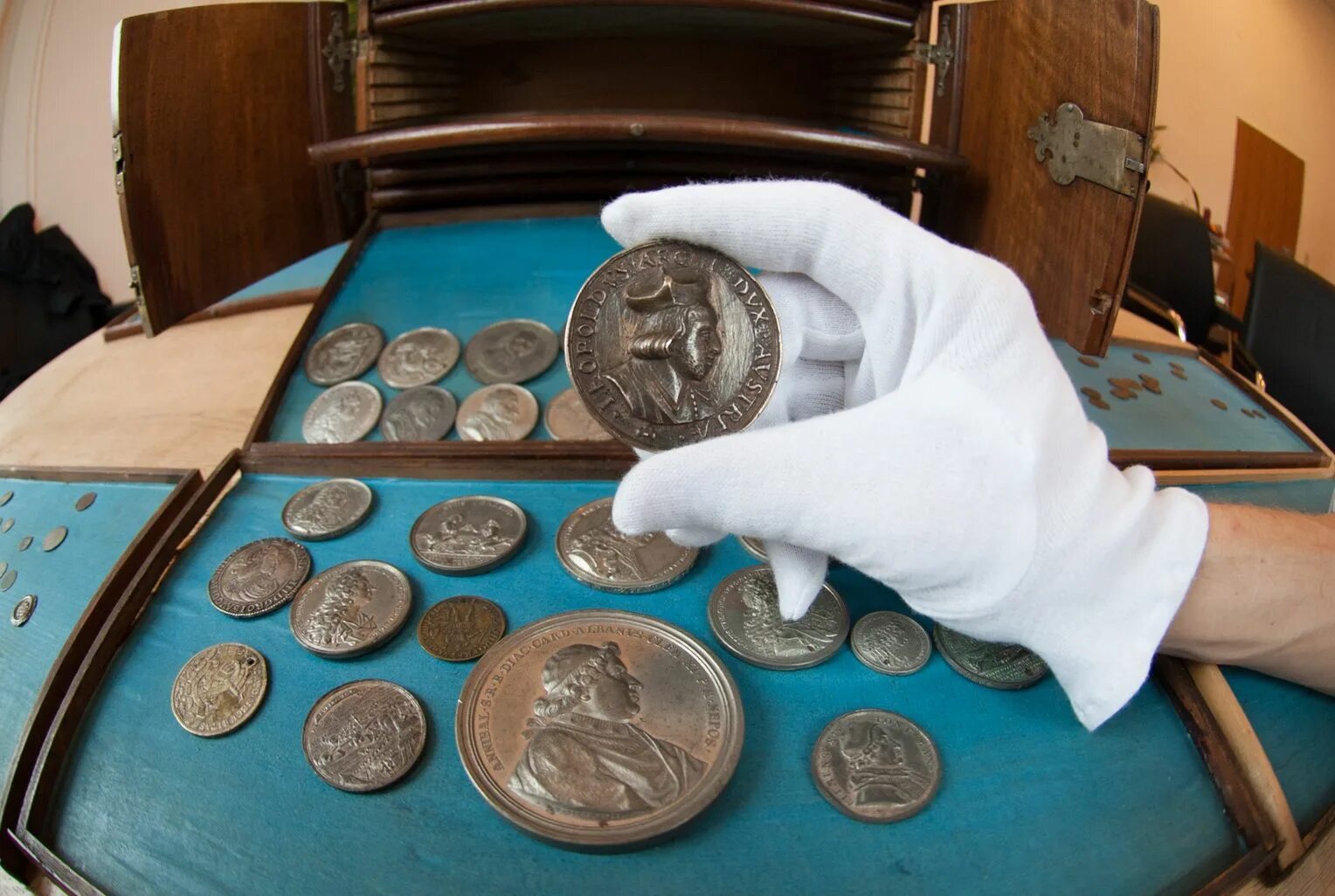 Коллекционер монет. Нумизматы коллекционеры монет. Нумизматика старинные монеты. Коллекция старинных монет.