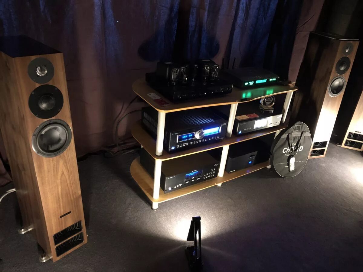 Hi Fi Hi end show 2022 Москва. Хай фай. Хай фай акустика в авто. Стойка под Hi-Fi/High-end.