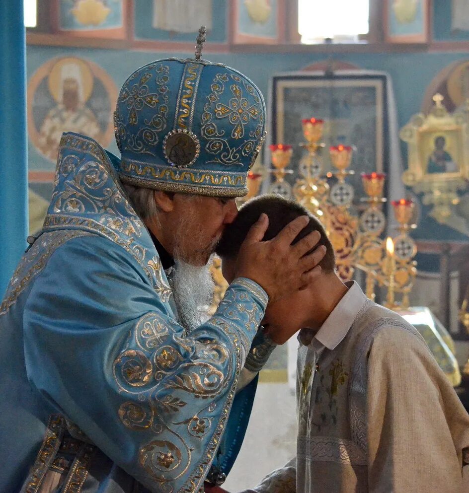 Благословение священника. Батюшка благословляет. Благослови батюшка. Священник благословляет ребенка. Как попросить благословения