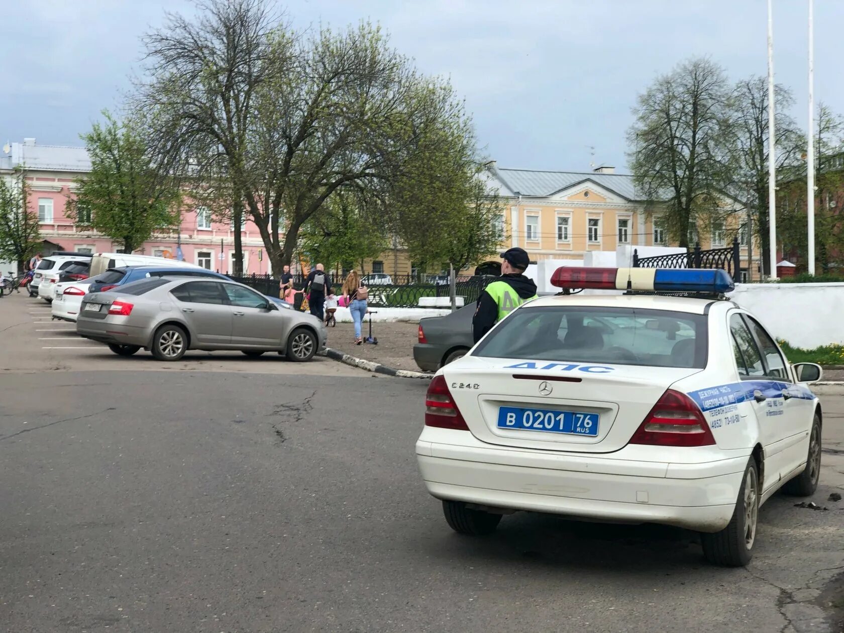 Дорожное движение Ярославль. ПДД Ярославль. Полиция и скорая перекрыли движение Севастополь. Где перекрыли Ярославль.