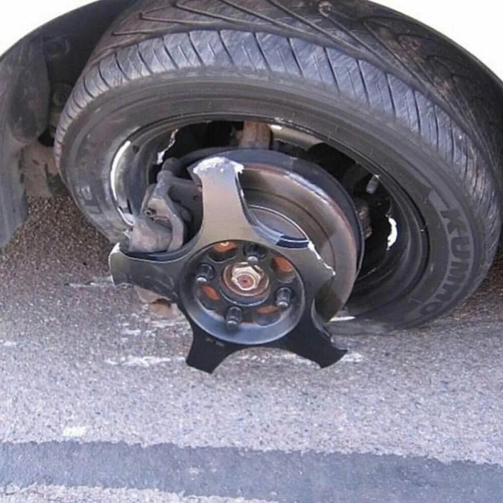 Сломанное колесо. Сломанные китайские диски. Колесо машины. Сломанный диск.