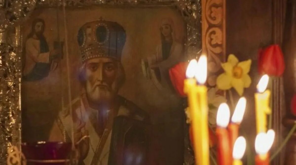 Перед иконой николая чудотворца. Николай чудотворец икона в храме. Храм свечи николай угодник. Свеча иконе николай угодник. Свеча николаю чудотворцу в храме.