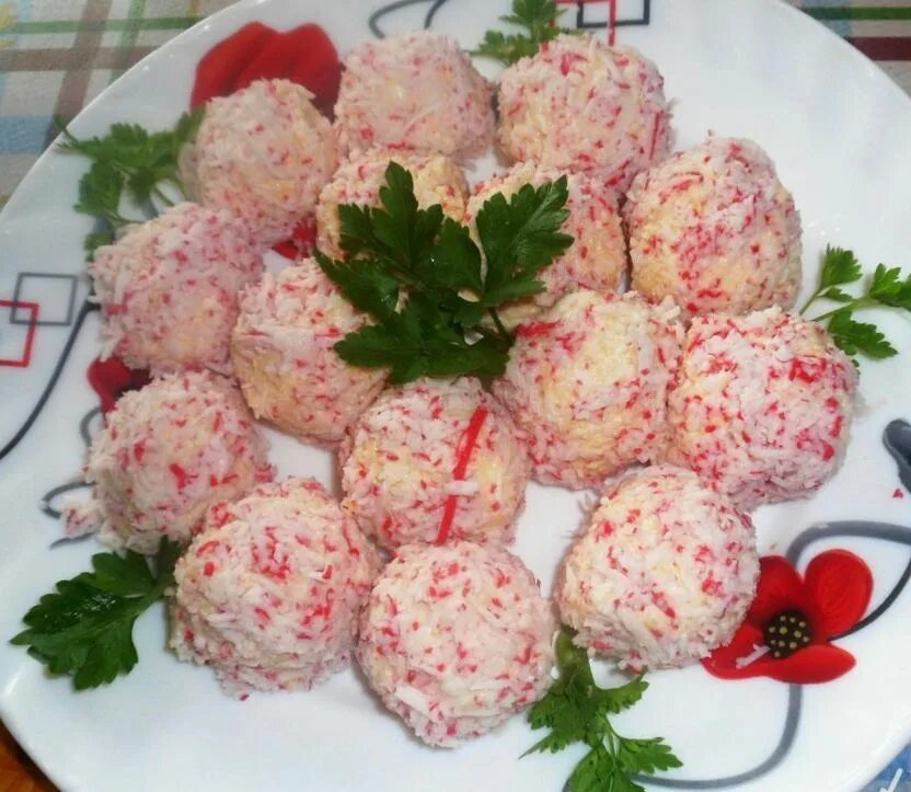 Закуска рафаэлло из крабовых палочек. Крабовая закуска рафаэлло. Крабовые рафаэлки. Крабовые котлеты с сыром. Закуска рафаэлло из крабовых.