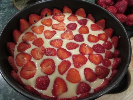 Шарлотка из клубники в духовке простой