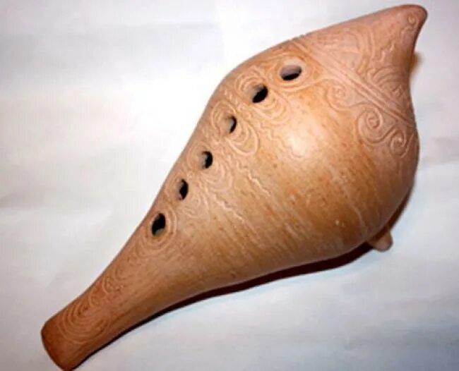Глиняные музыкальные инструменты. Глиняная свистулька окарина. Глиняные свистульки народный инструмент. Музыкальный инструмент из глины. Свистулька из глины.