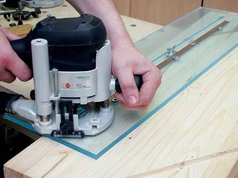 фугование фрезером. работа фрезером для начинающих. кондуктор для фрезера шип паз. фрезер по дереву интелл те- r0125se. ручное фрезерование по дереву.