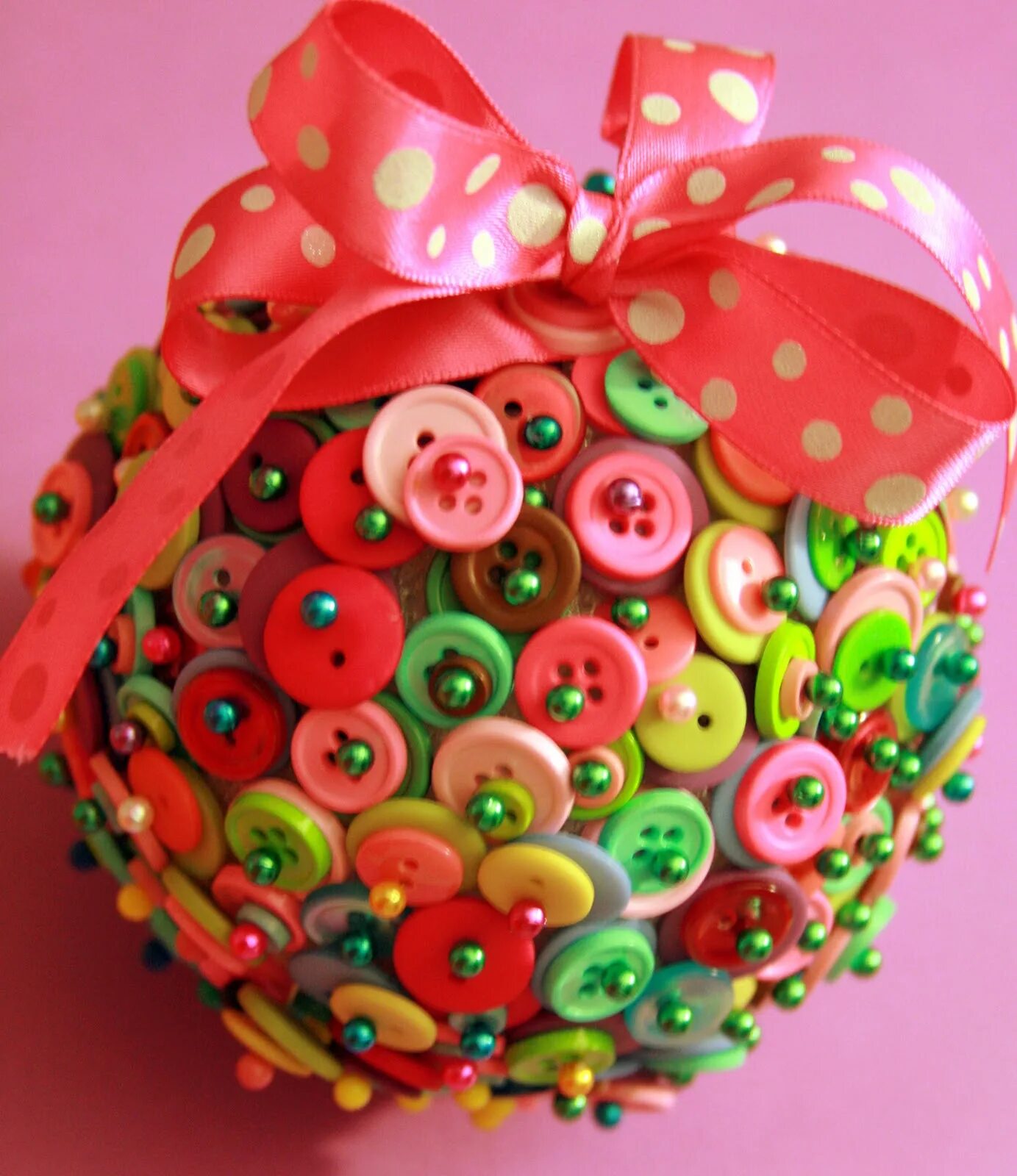 оригинальная елочная игрушка. новогодние украшения из пуговиц. поделки из пуговиц на новый год. поделки из пуговиц на новый год. новогодняя аппликация из пуговиц.