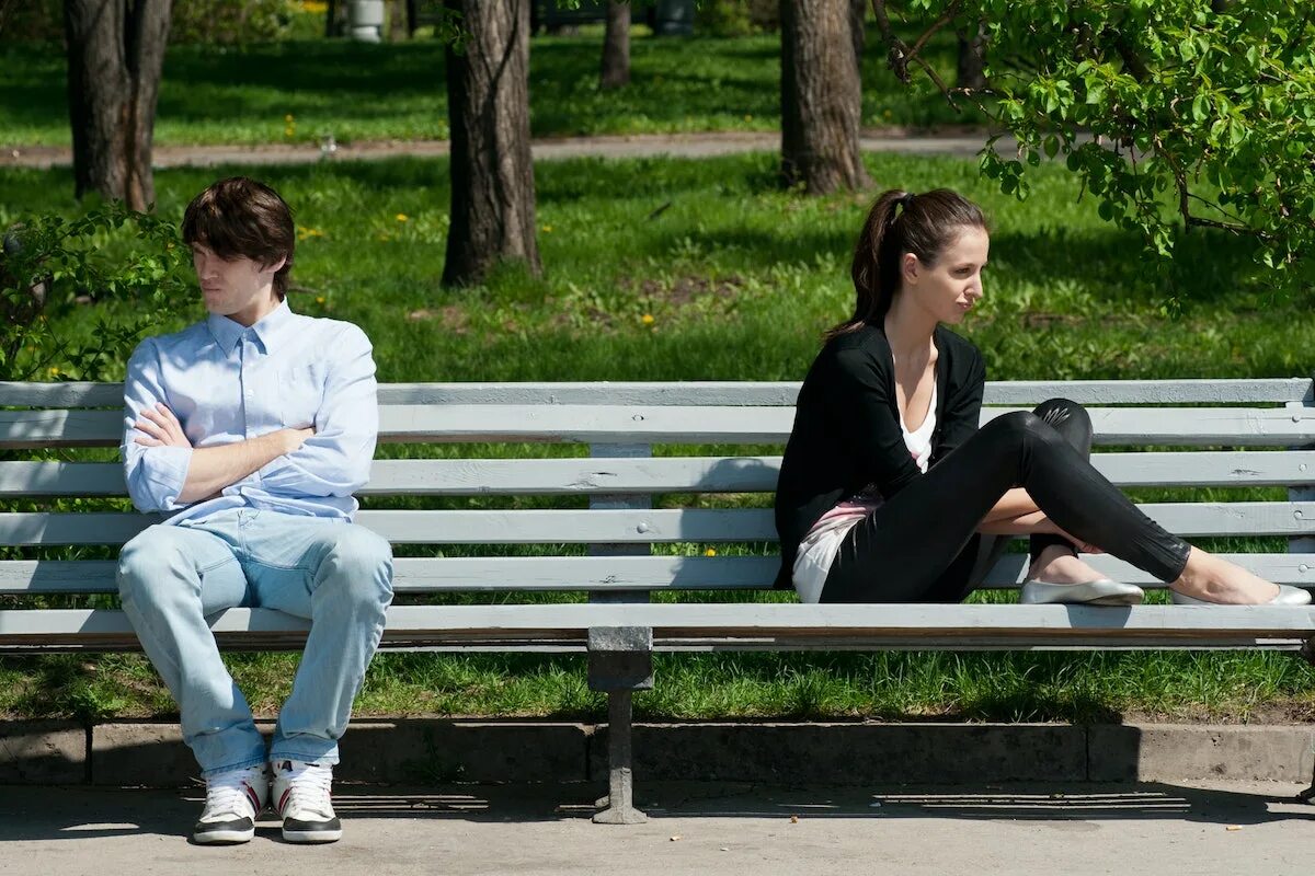They were sitting. Человек на скамейке. Сидит на скамейке. Сидит на лавке. Мужчина на лавочке.