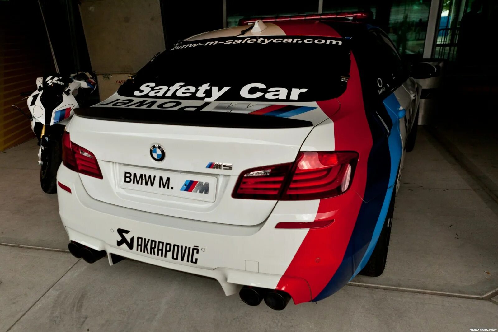 BMW m5 Akrapovic. BMW m5 CS Safety car. Акропович БМВ М 5 Ф 10. F10 BMW m5 винил кар паркинг. Акрапович м5