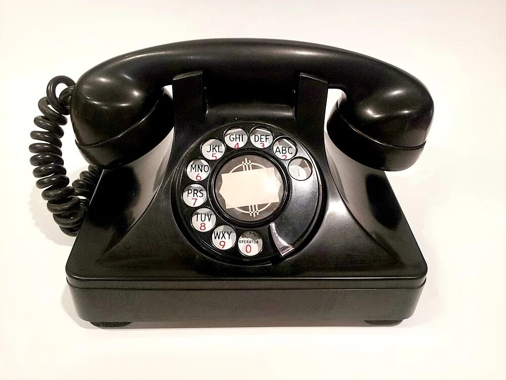 Старые телефоны омск. Старинный телефонный аппарат. Старый телефон. Старинный черный телефон. Старый черный телефон.