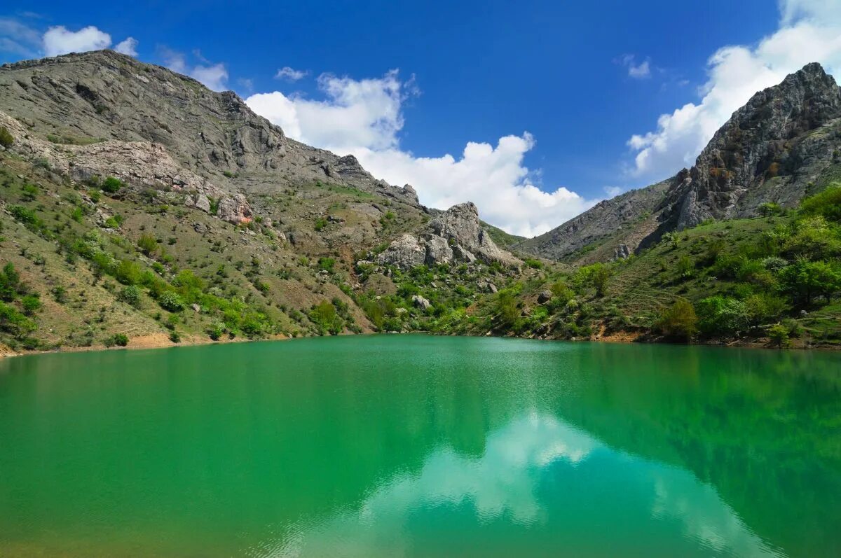 Горное озеро Кастель в Крыму. Оз Кастель Алушта. Голубое озеро Бахчисарай. Озеро Кастель Алушта. Голубое озеро крым