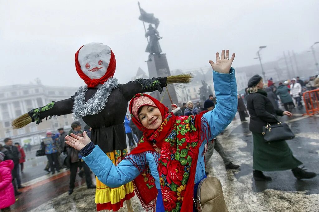 Масленица пришел фото. Масленица Владивосток. Чучело Масленица Владивосток. Масленица Владивосток 2023. Сжигание чучела Масленицы.