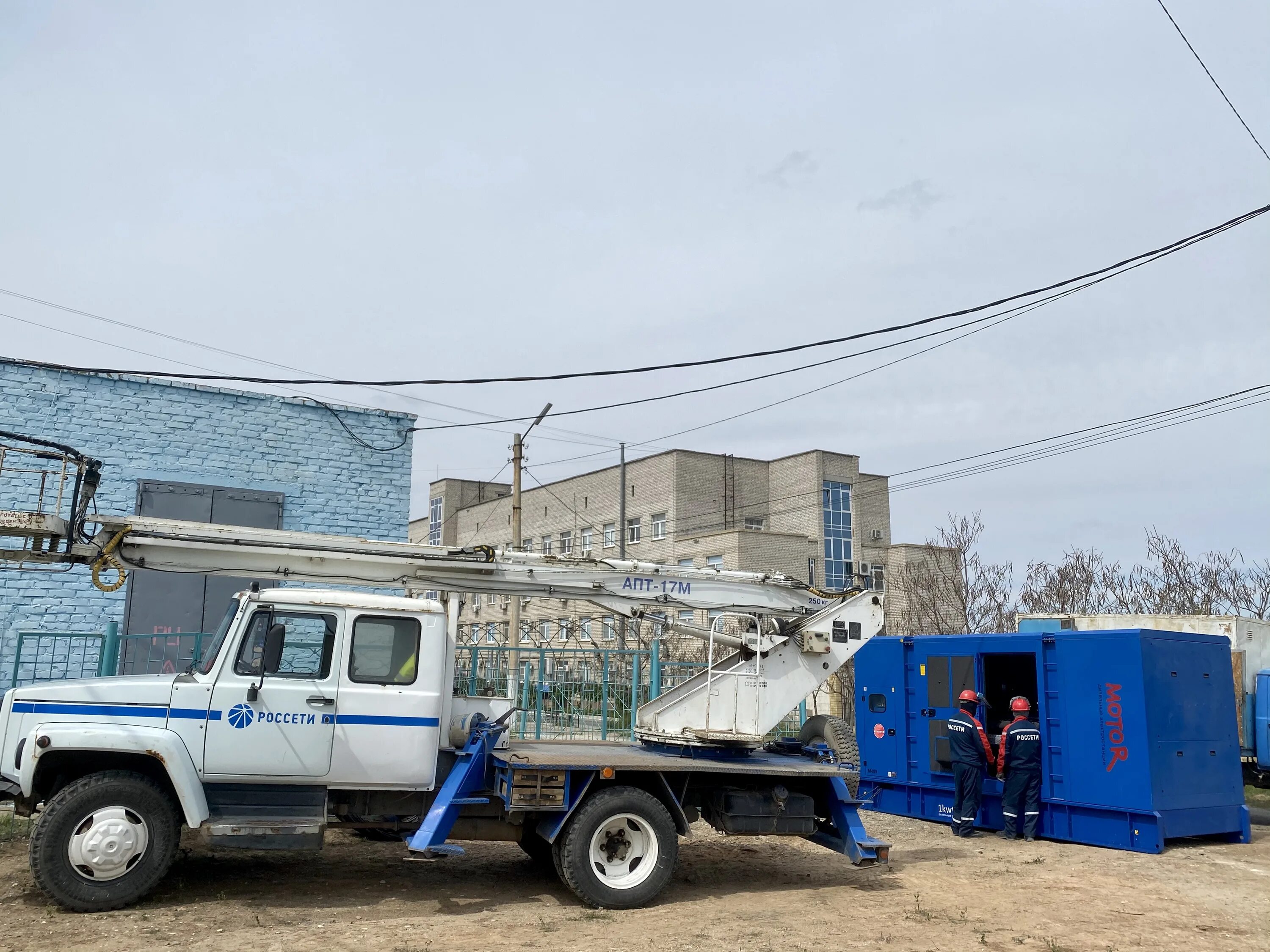 Россети аварийная служба телефон. Автовышка Россети. Автовышка Россети ГАЗ. Спецтехника Россети. Россети Юг Астрахань.