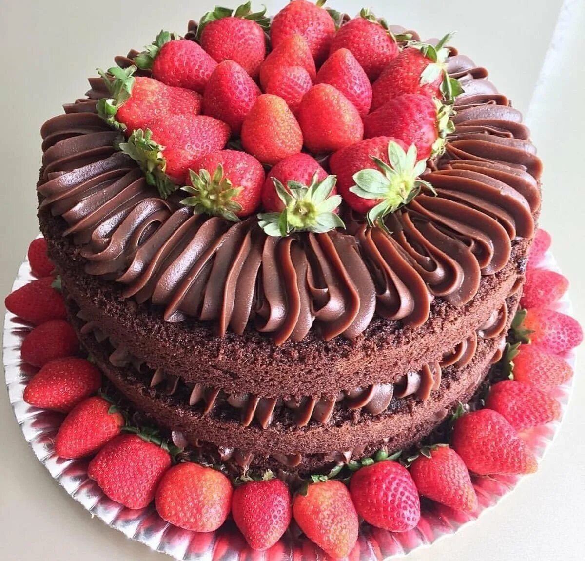 Торт оформление картинки. Красивые торты. Украшение торта клубникой и шоколадом. Красивый шоколадный торт. Торт украшенный клубникой и шоколадом.