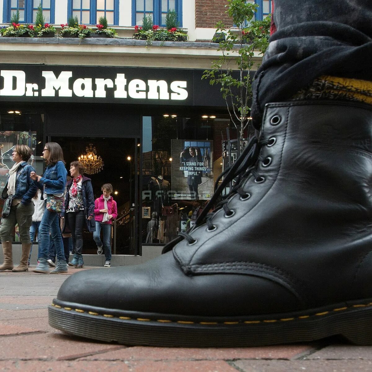 Скинхедские берцы. Лопнула подложка на обуви. Dr martens jadon мужские. Dr martens коричневые. Почему ботинки.