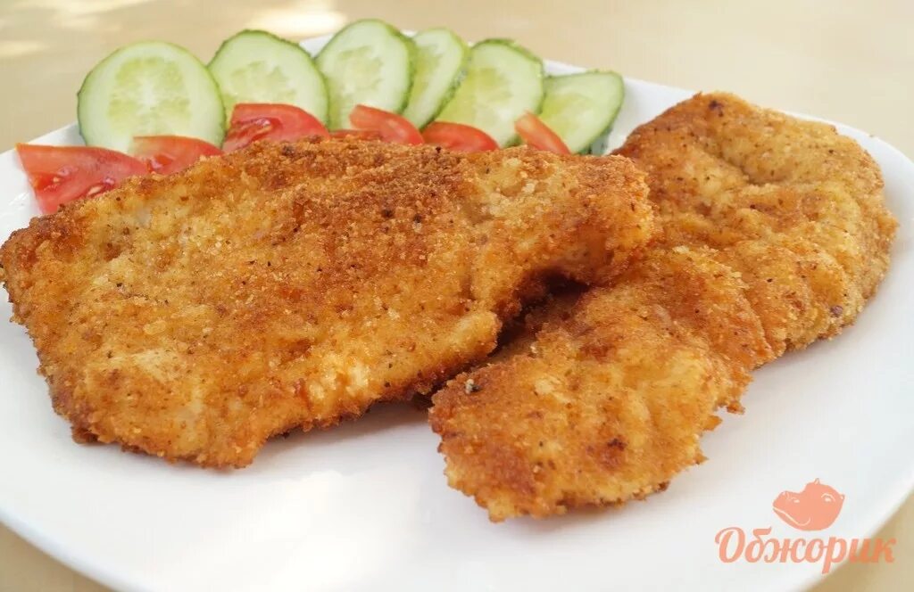 Сколько жарить куриный шницель. Шницель из филе курицы. шницель из куриной грудки в панировке. шницель куриный в панировке на сковороде. шницель куриный в сухарях.