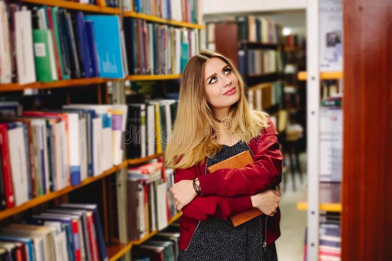 Читать книгу студентка. Студентка с книгами с красными волосами. студентка с книгой в красной юбке. книга где девушка закончила библиотечный техникум.