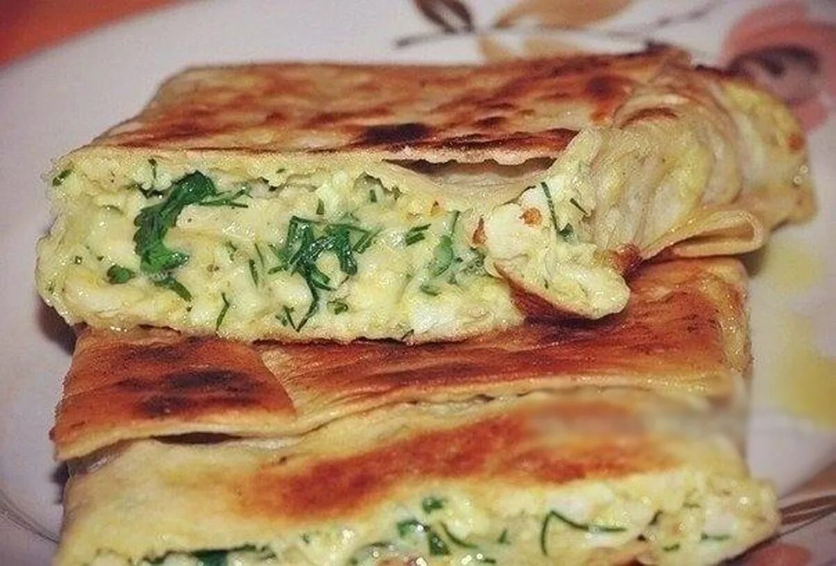 Рецепт пирога из лаваша с сыром. Пирог из лаваша с сыром и зеленью. лаваш с сыром и зеленью. лаваш с сыром и зеленью в духовке. пирог с сыром и зеленью.