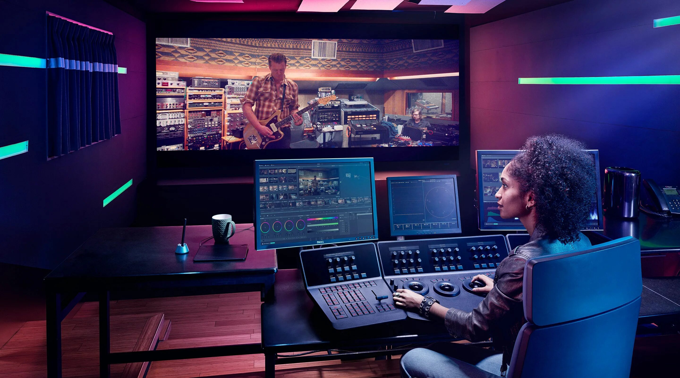 Video bir. Blackmagic Design DAVINCI resolve Studio. Видеомонтажа DAVINCI resolve. Видеомонтажер DAVINCI resolve. Blackmagic Design DAVINCI resolve 14 Studio.