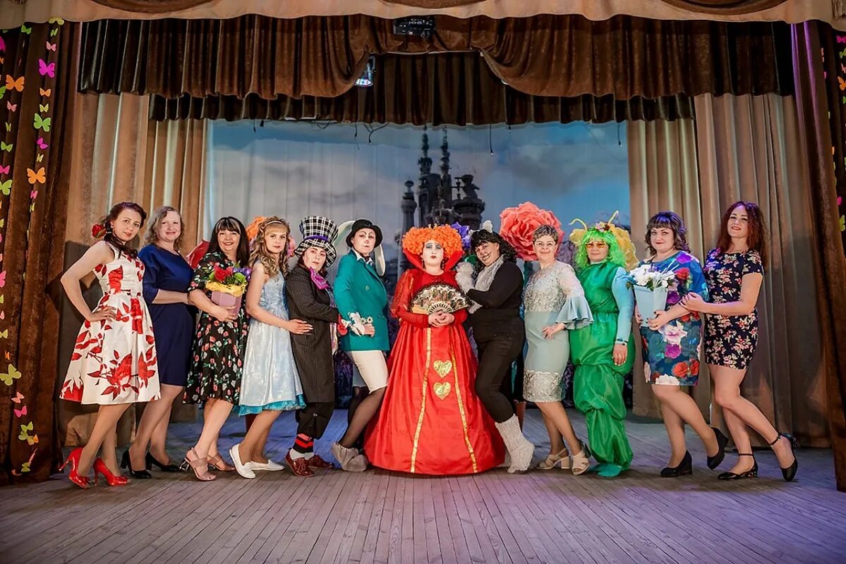 день рождения в стиле алиса в стране чудес. алиса в стране чудес постановка. алиса в стране чудес шляпник аниматор. чудес сценарий. алиса в сиаане чудес анимар.