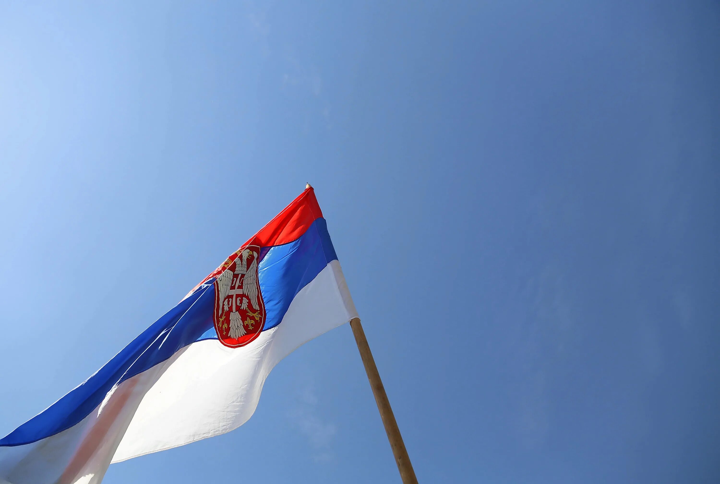 Флаг сербов. Флаг Сербия. Триколор Сербии. Флаг Сербии 2022. Сербы флаг.