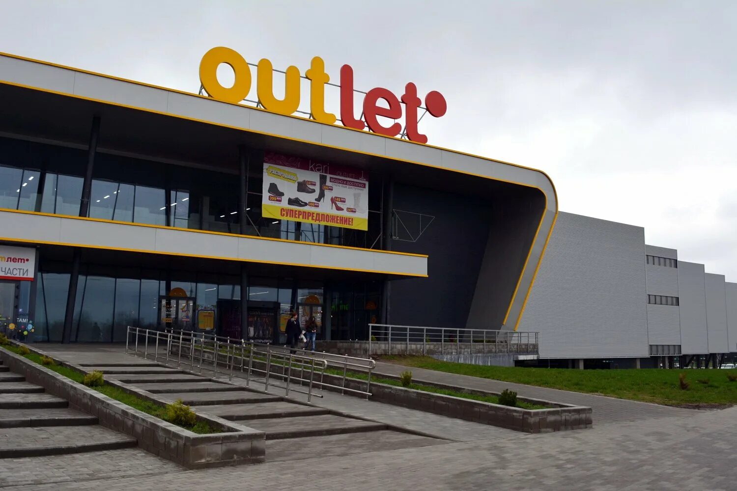 Аутлет минск. Тц brands stories екатеринбург. Аутлет на жуково. Аутлеты в шарлотта северная каролина. Торговый центр аутлет.