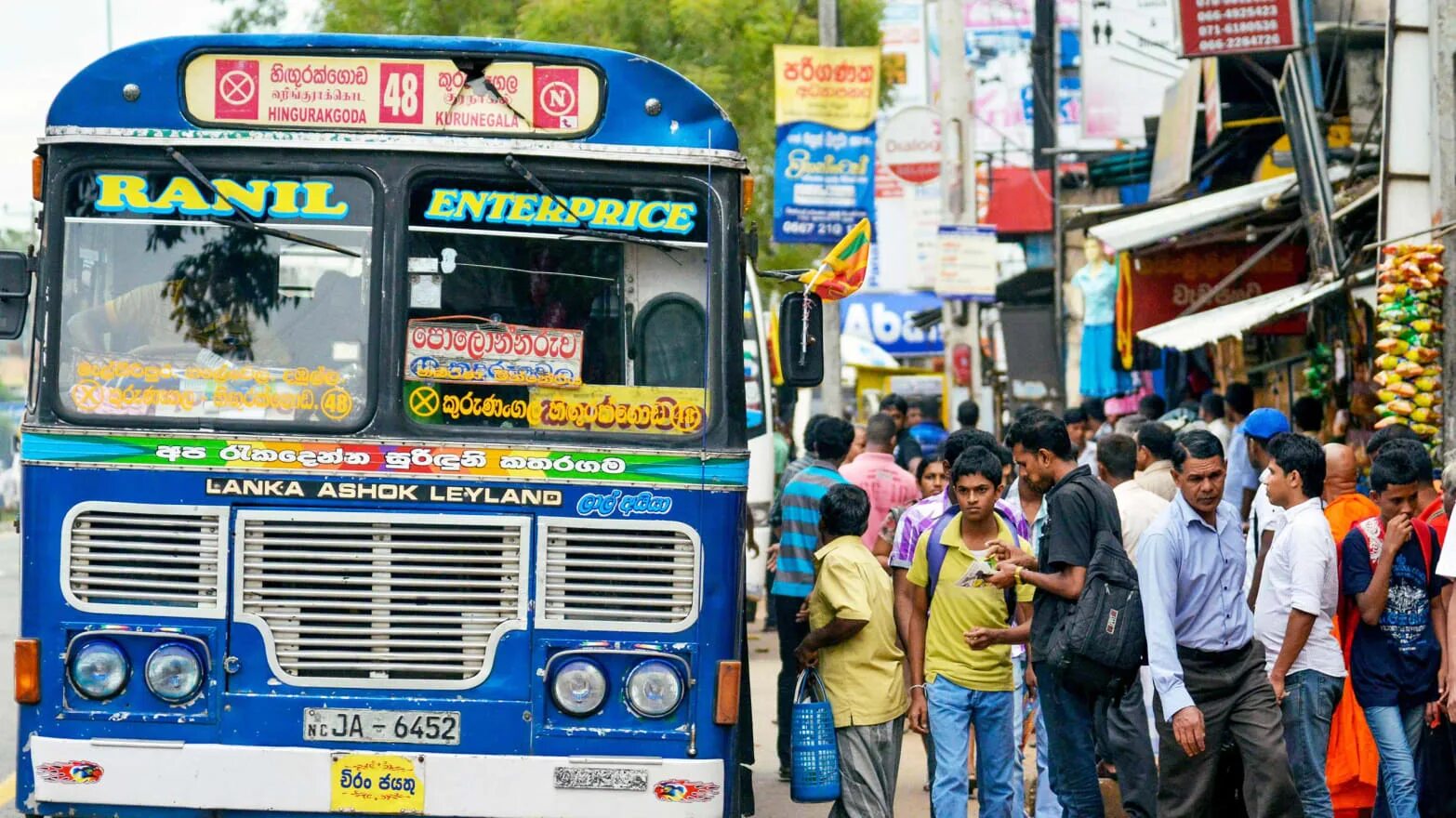 Новый год на шри ланке 2024. Автобусы Шри Ланки. Автобусы на Шри Ланке. Crazy Bus Шри Ланка. Ланкийские автобусы.