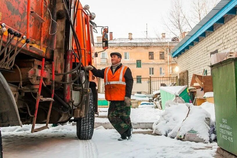 Водитель мусоровоза. Чита мусоровоз Олерон. Мусоровоз Благовещенск. ЗАБАЙКАЛСПЕЦТРАНС. Мусоровоз контейнеры Олерон Чита зима.