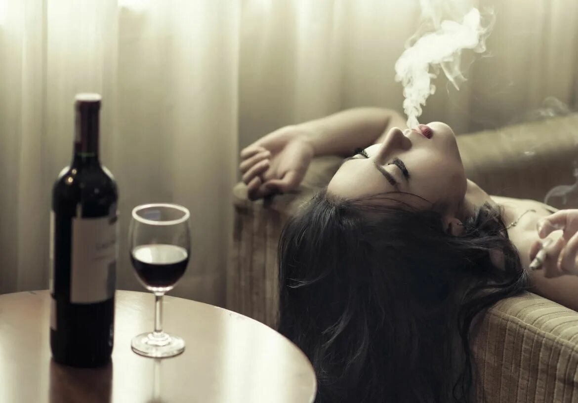 Девушка с вином. Девушка с вином и сигаретой. Грустная девушка с вином. Девушка с бокалом вина и сигаретой.